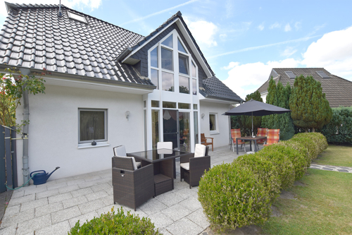 Das junge Haus liegt in einem familienfreundlichen Quartier