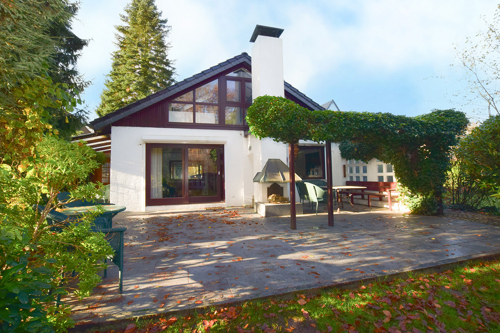 Das individuelle Haus ist von einem wahren Traumgrundstück umrahmt