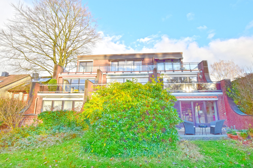 Das Haus mit terrassierter Fassade bietet sonnige Wohnungen