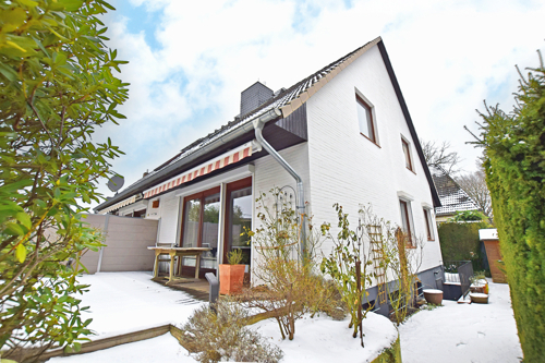 Die gradlinige Haushälfte liegt versteckt in 'zweiter Reihe'