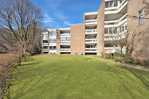 Die Wohnanlage ist weitläufig angelegt und verfügt über ein privates Schwimmbad Kopie