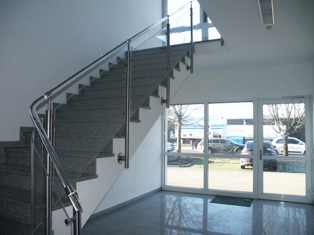 Seiten Eingang und Treppen