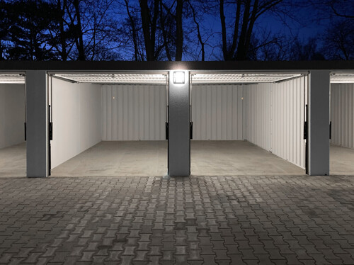 Beispiel Garage offen bei Nacht