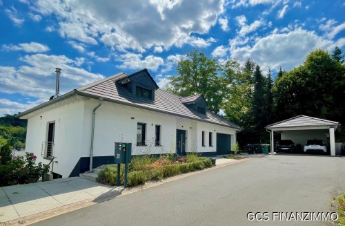 Wohnhaus mit Doppelgarage und Carport