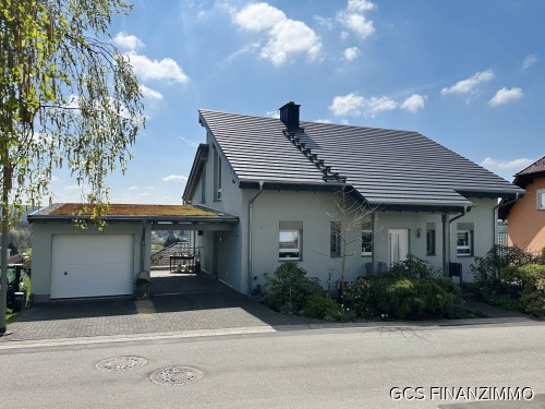 Haus mit Garage und Carport