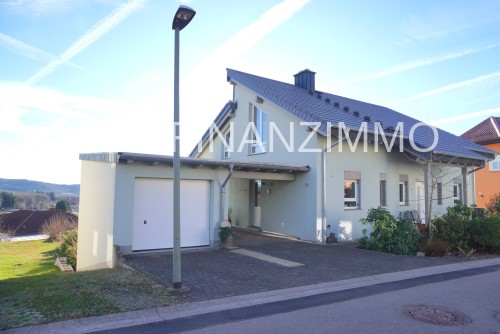 Vorderansicht mit Garage