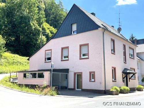Seitenansicht mit Carport