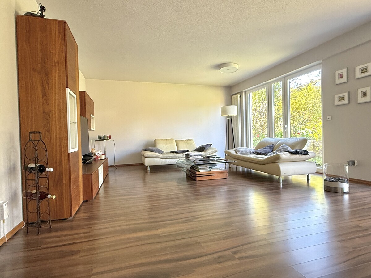 großes helles Wohnzimmer