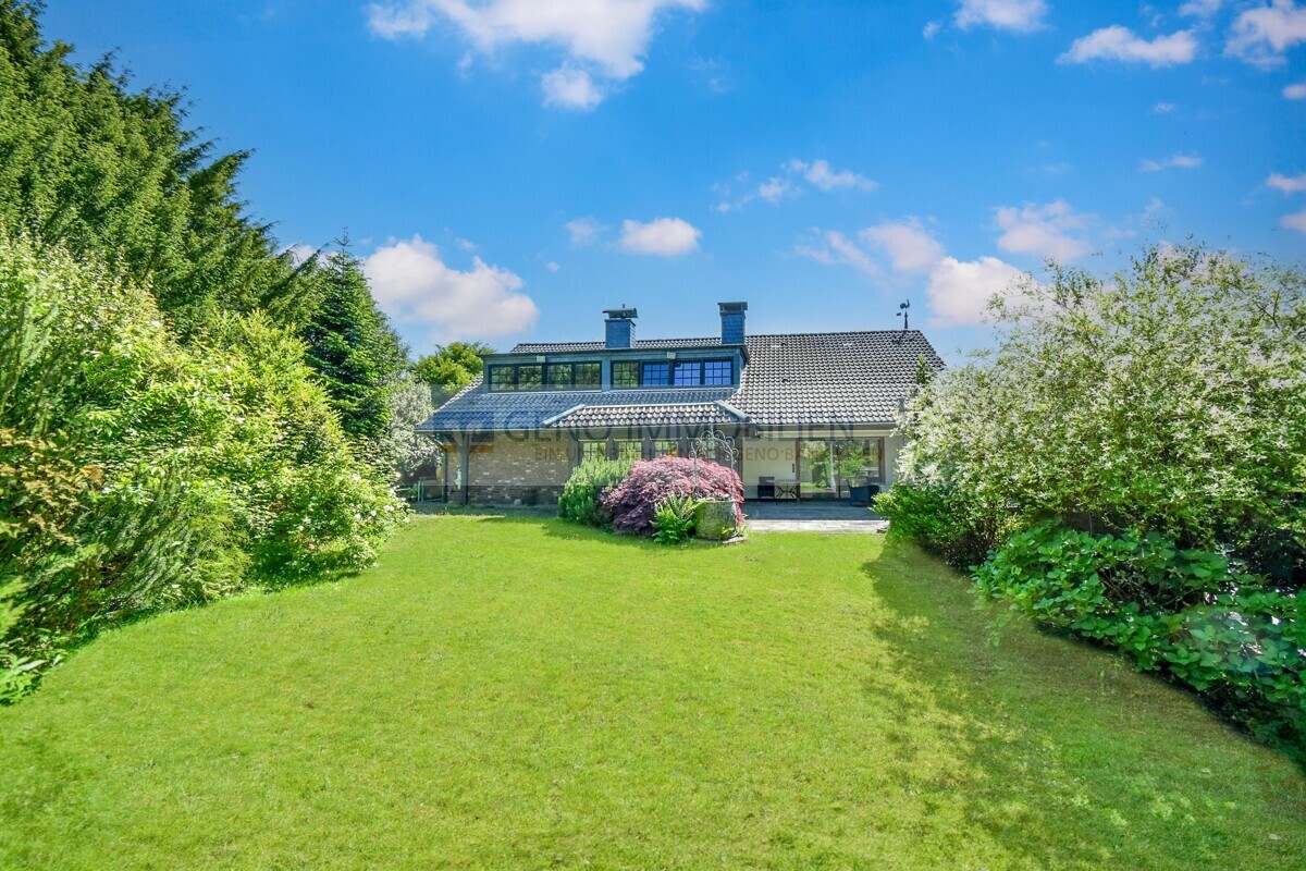 Idyllische Hausansicht vom Garten aus