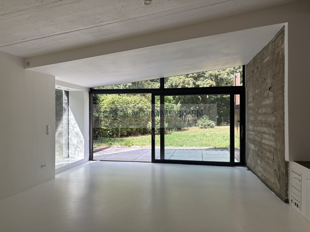 Wohnzimmer mit hoher Decke