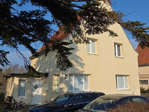 Vorderansicht von links