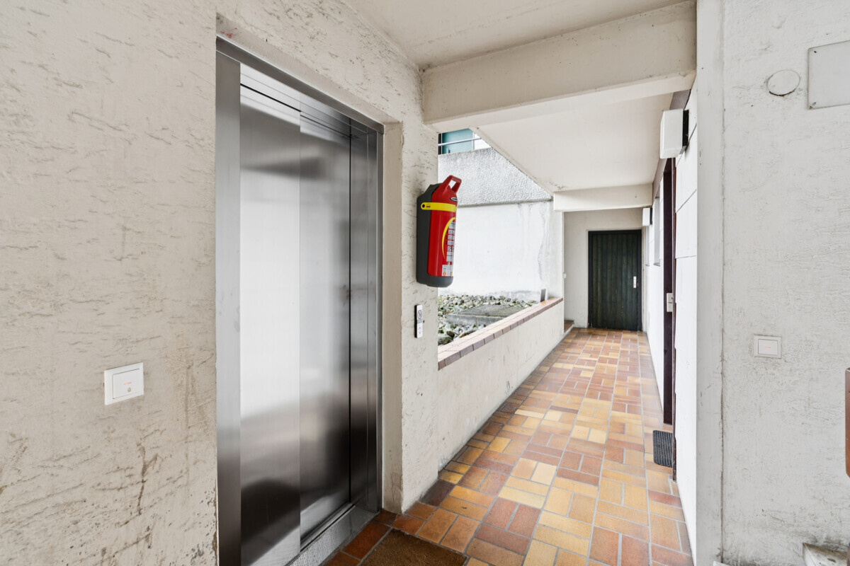 Aufzug + Laubengang zur Wohnung