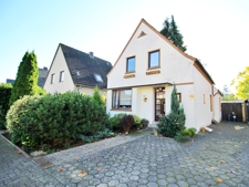 Hausansicht mit Vorgarten, Einfahrt und Garage