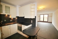 Küche mit Blick ins Wohnzimmer