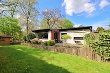 Blick aufs Haus mit Sonnenterrasse