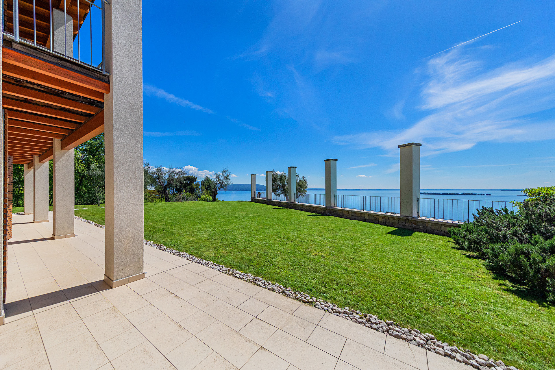 Villa panoramica: Lusso ed Eleganza con Vista Mozzafiato sul Lago