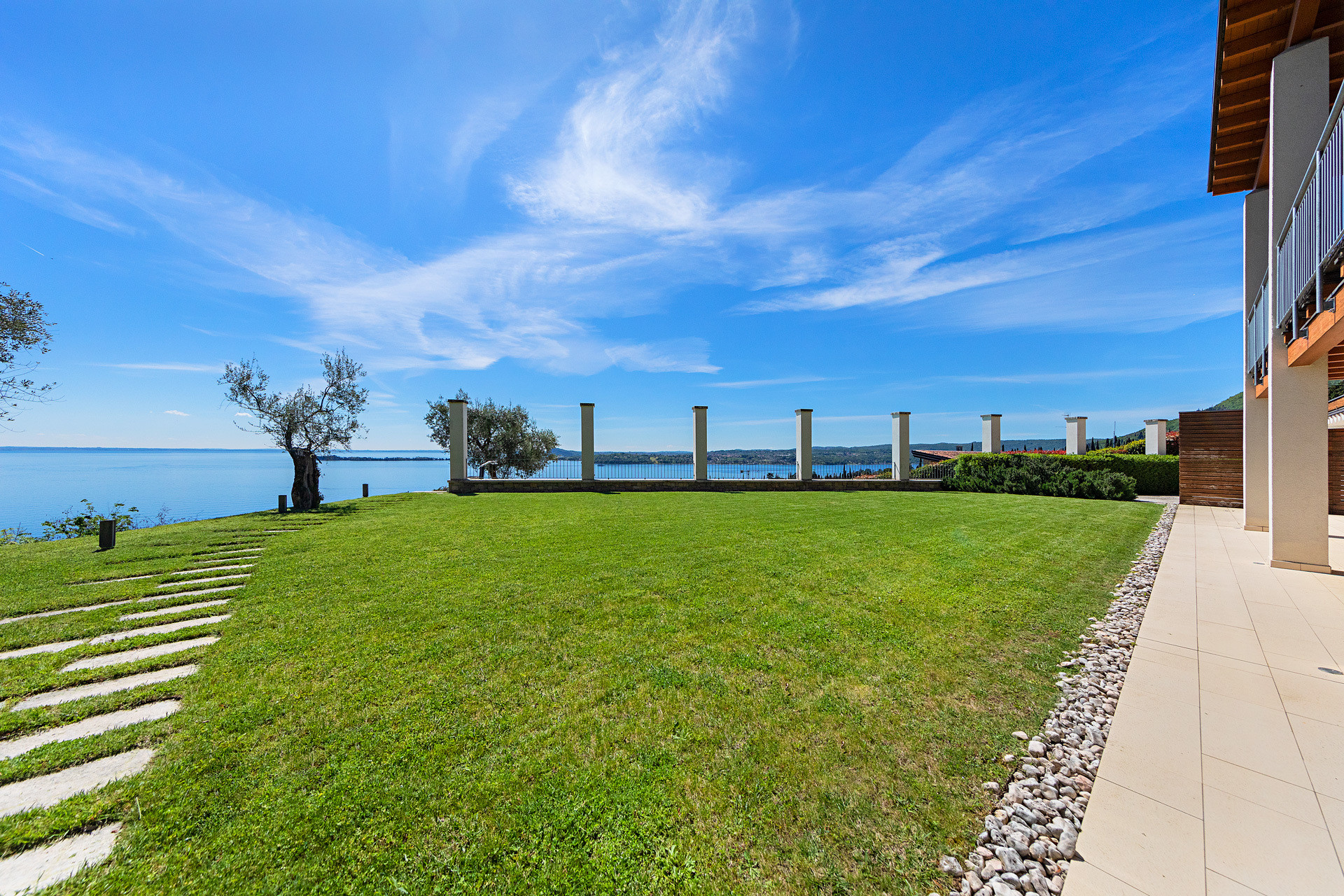 Villa panoramica: Lusso ed Eleganza con Vista Mozzafiato sul Lago