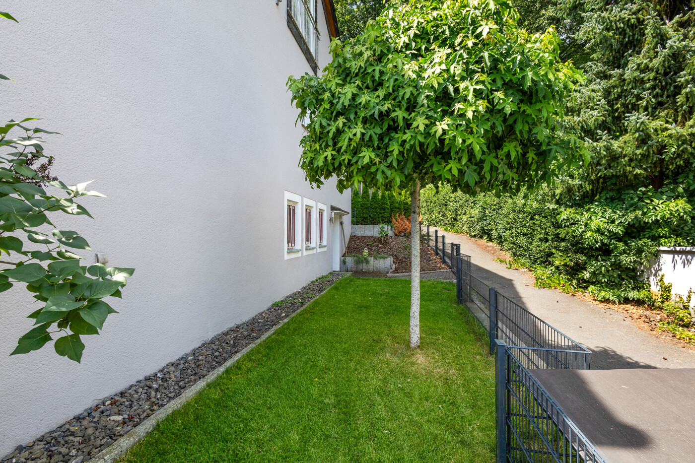 Außenansicht, Seiteneingang