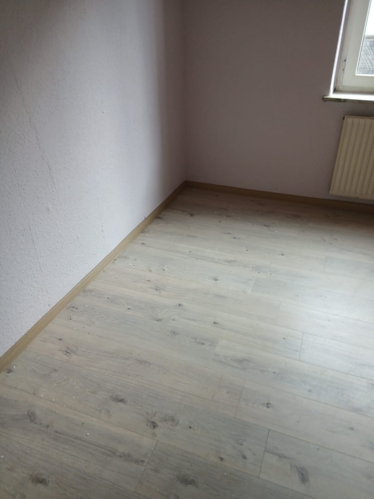 Tapeziert, gestrichen, Laminatboden