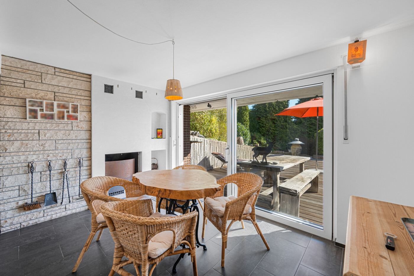 Kaminzimmer mit Zugang zur Terrasse