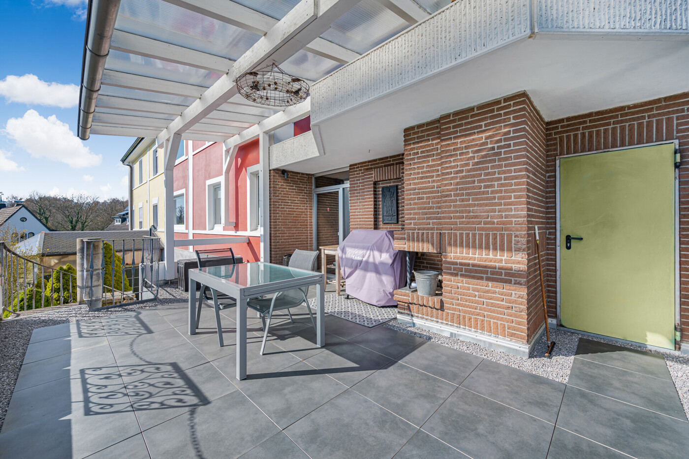 Überdachte Terrasse mit Kamin