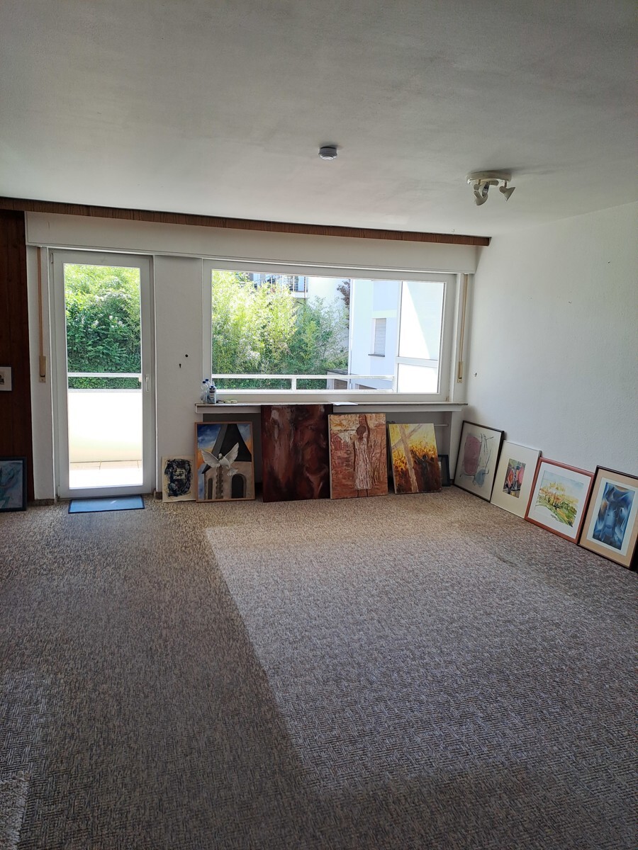 Wohnzimmer mit Balkon im EG