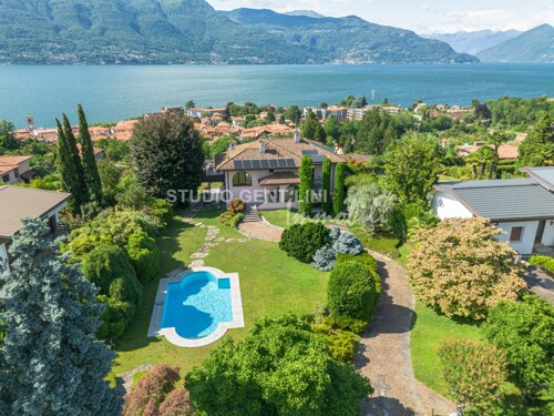 giardino con piscina