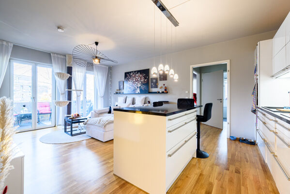 Wohnzimmer mit offener Küche