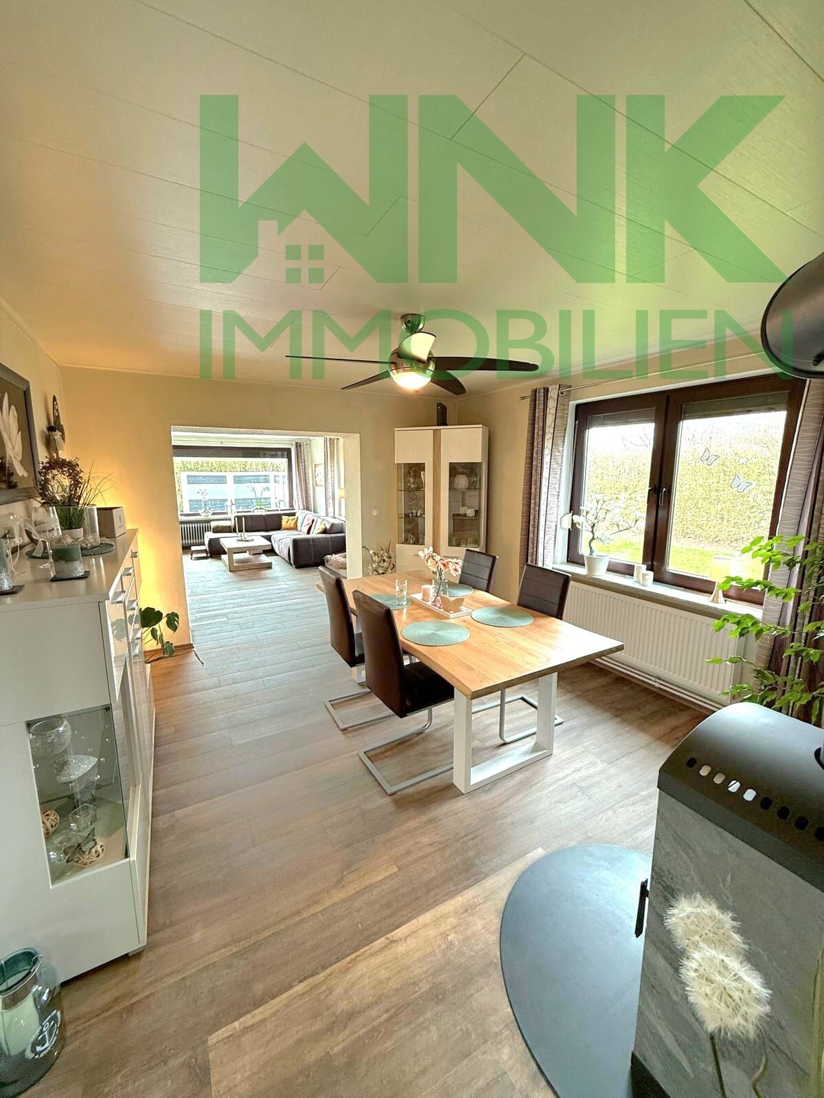Esszimmer mit Ofen