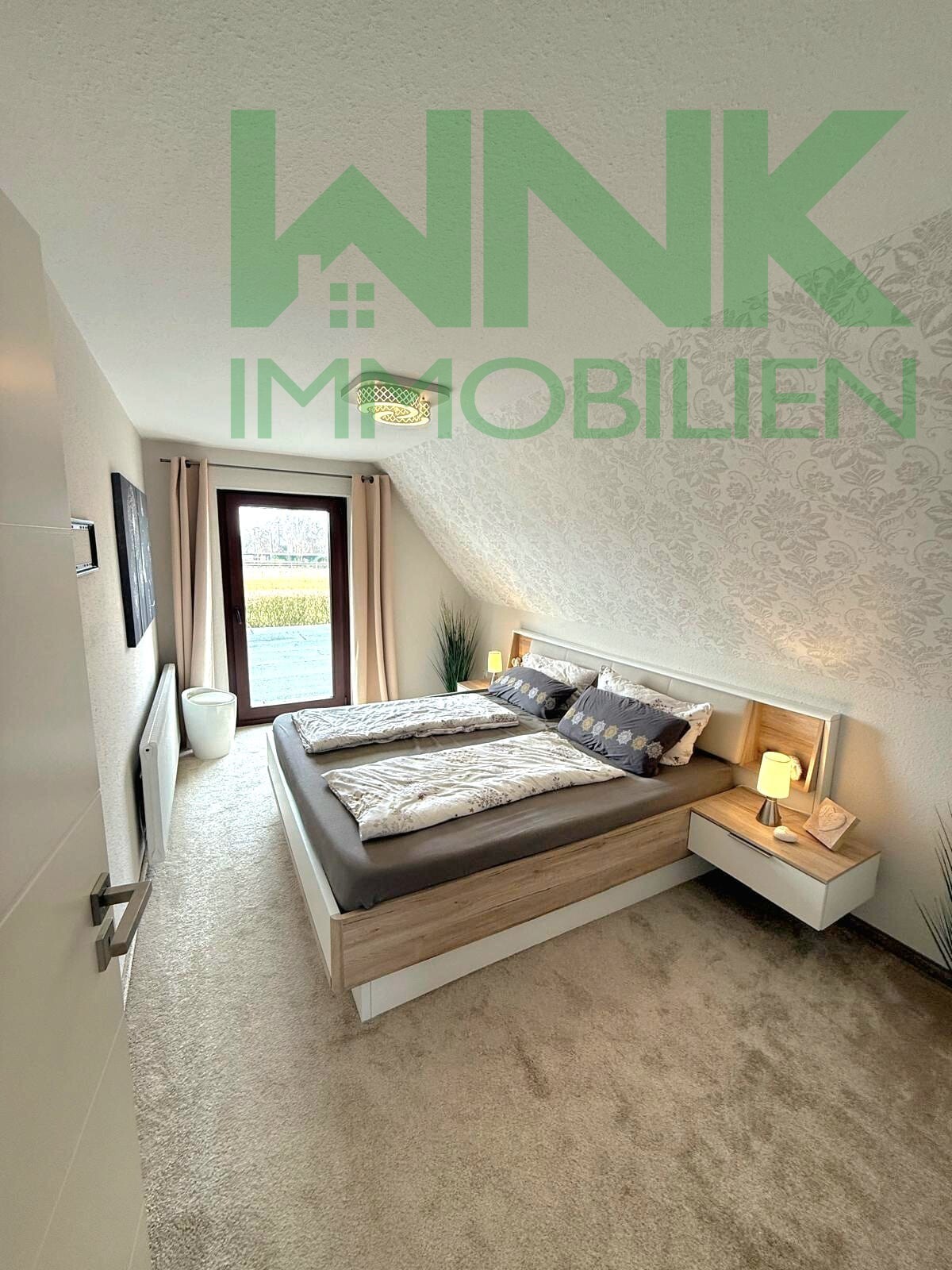 Schlafzimmer mit Zugang zum Balkon