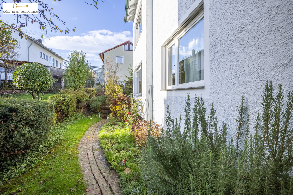 Weg um das Haus