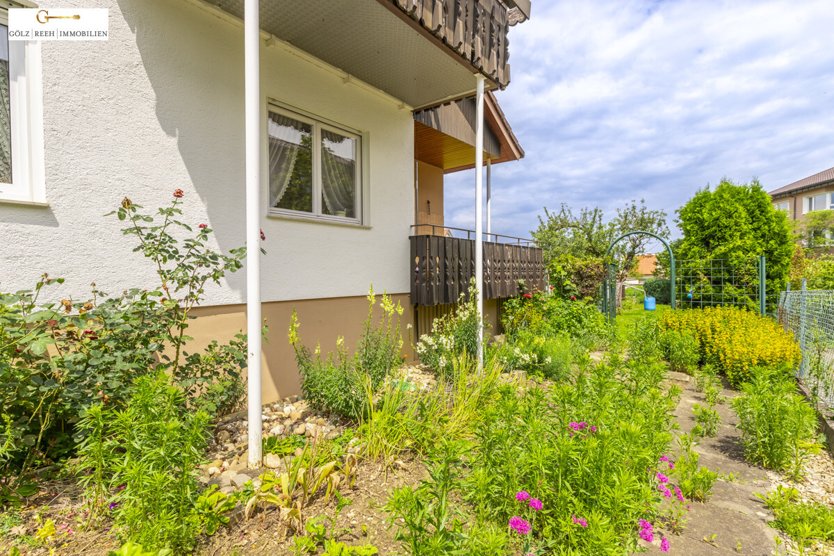 bddda49b c270 4c43 acd5 789918673283 seitlicher Gartenbereich