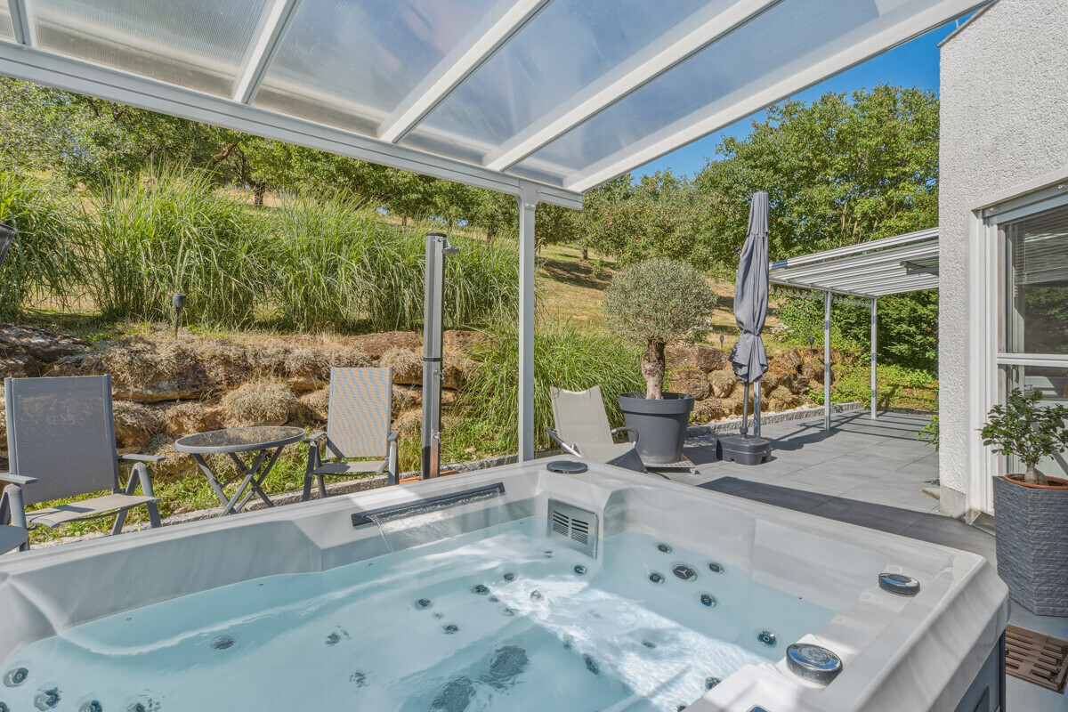 ccb8d920 837c 4e9b 8de8 541742698810 Terrasse / Whirlpool