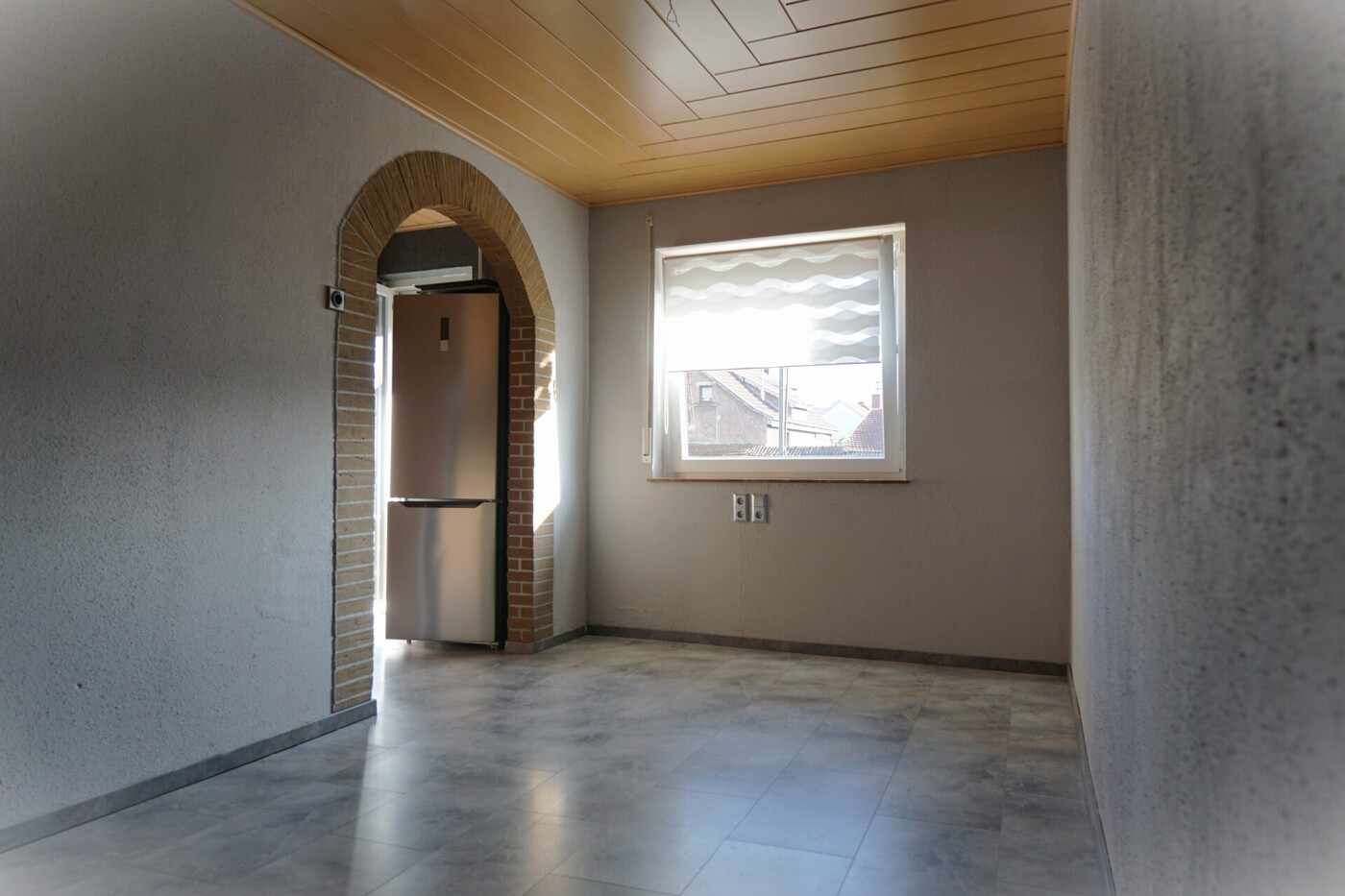 Esszimmer mit Zugang zur Küche