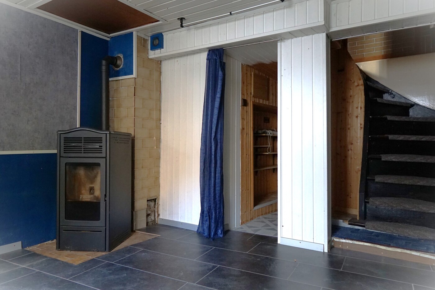 Durchgangszimmer mit Treppenaufgang EG