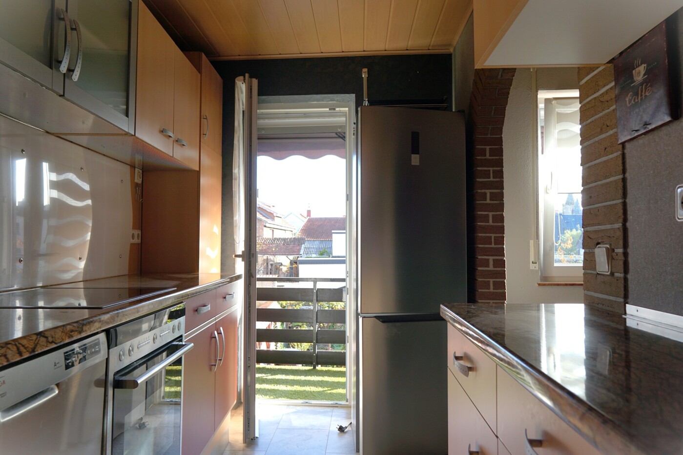 Küche mit Ausgang zum Balkon