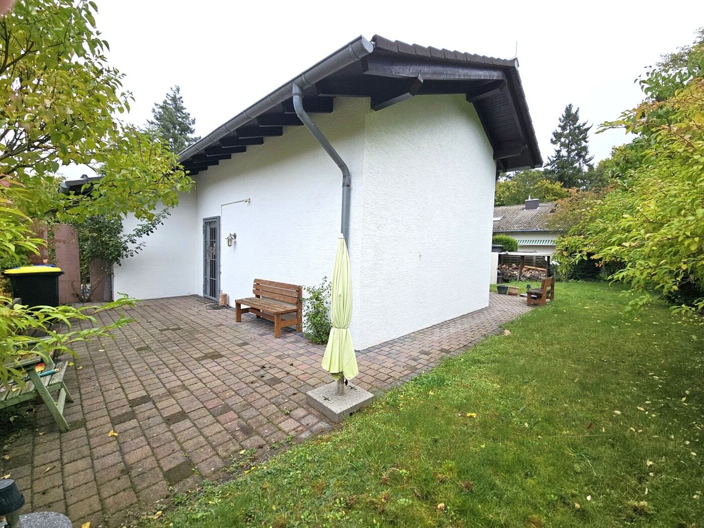 Gartenansicht von links