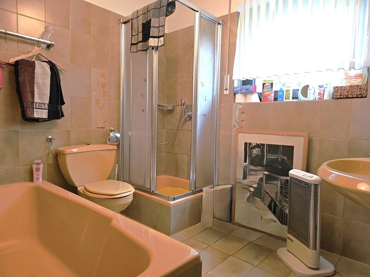 Bad mit Wanne und Dusche OG
