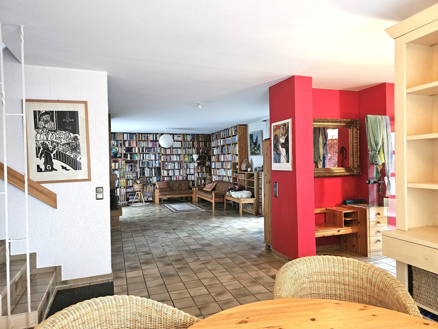 großzügiges Wohnzimmer mit Kamin