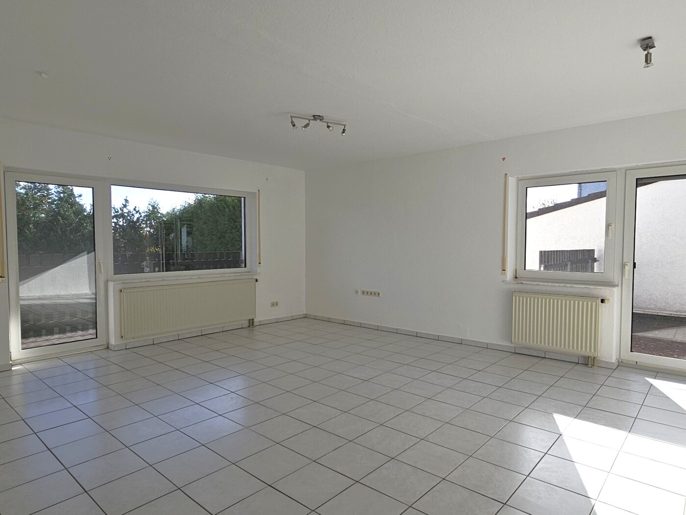 Wohnzimmer EG mit Balkon und Terrasse