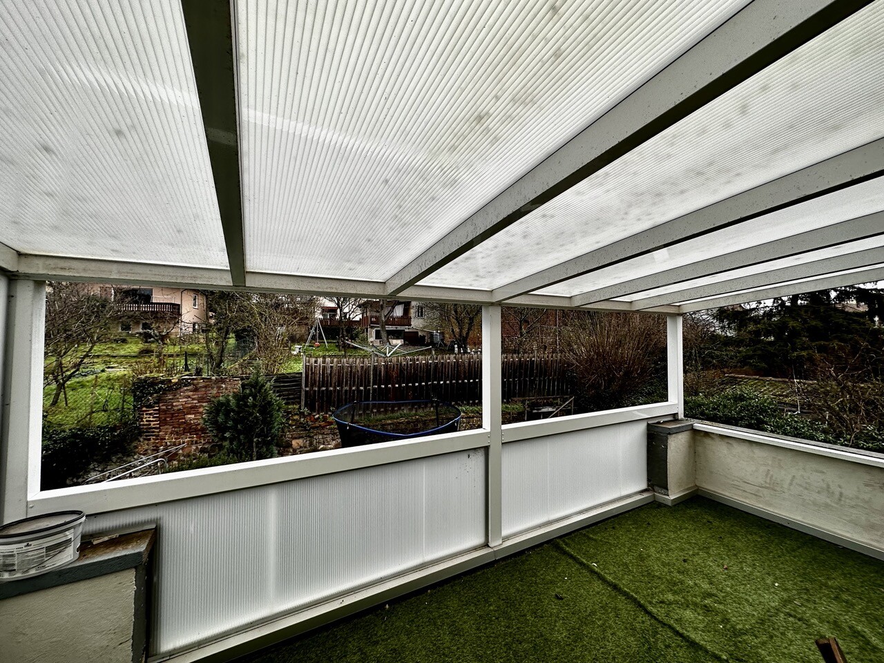 Große überdachte Terrasse im Obergeschoss