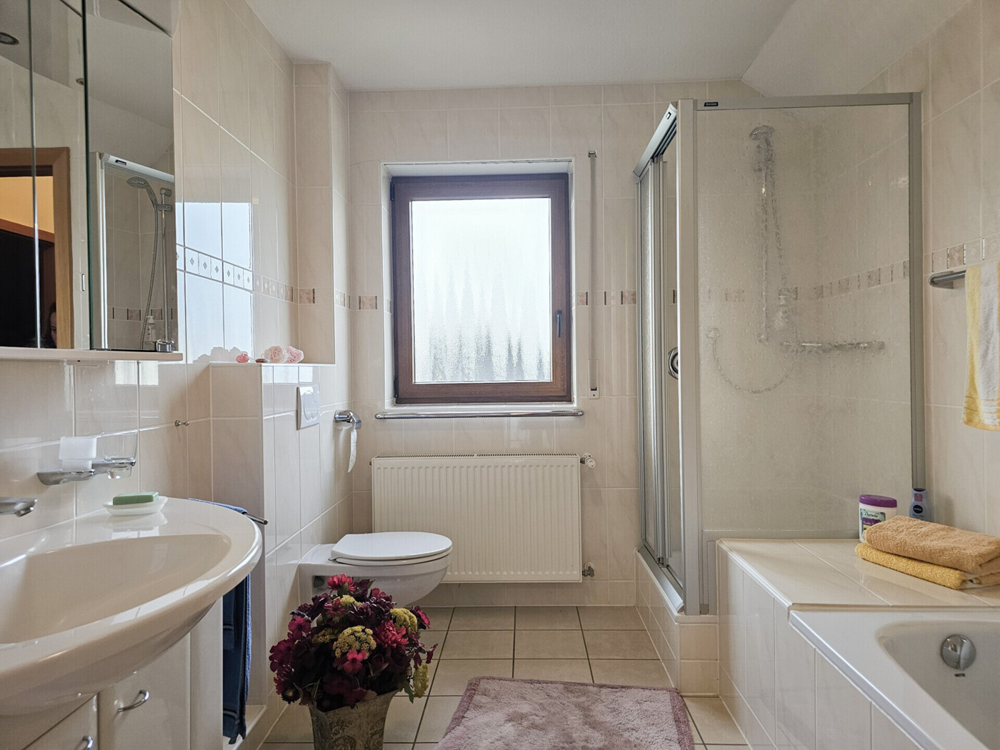 Tageslichtbad mit Wanne und Dusche