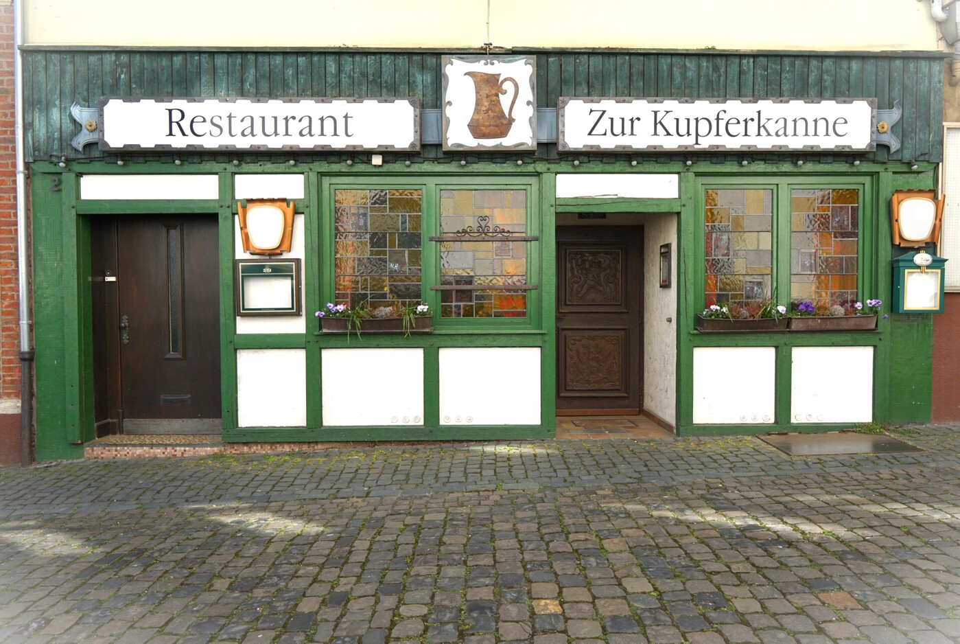 Eingangsbereich links Wohnung rechts Restaurant