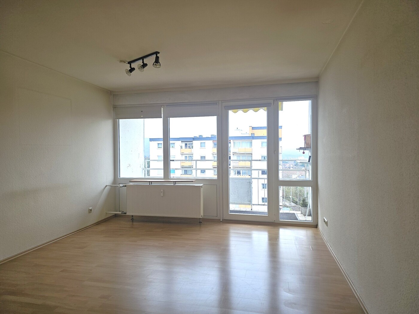 Wohnzimmer mit Balkon