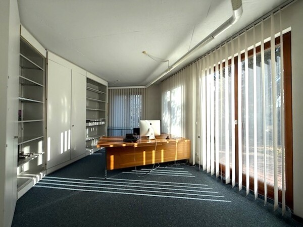 helles Büro mit Ausgang zur Terrasse