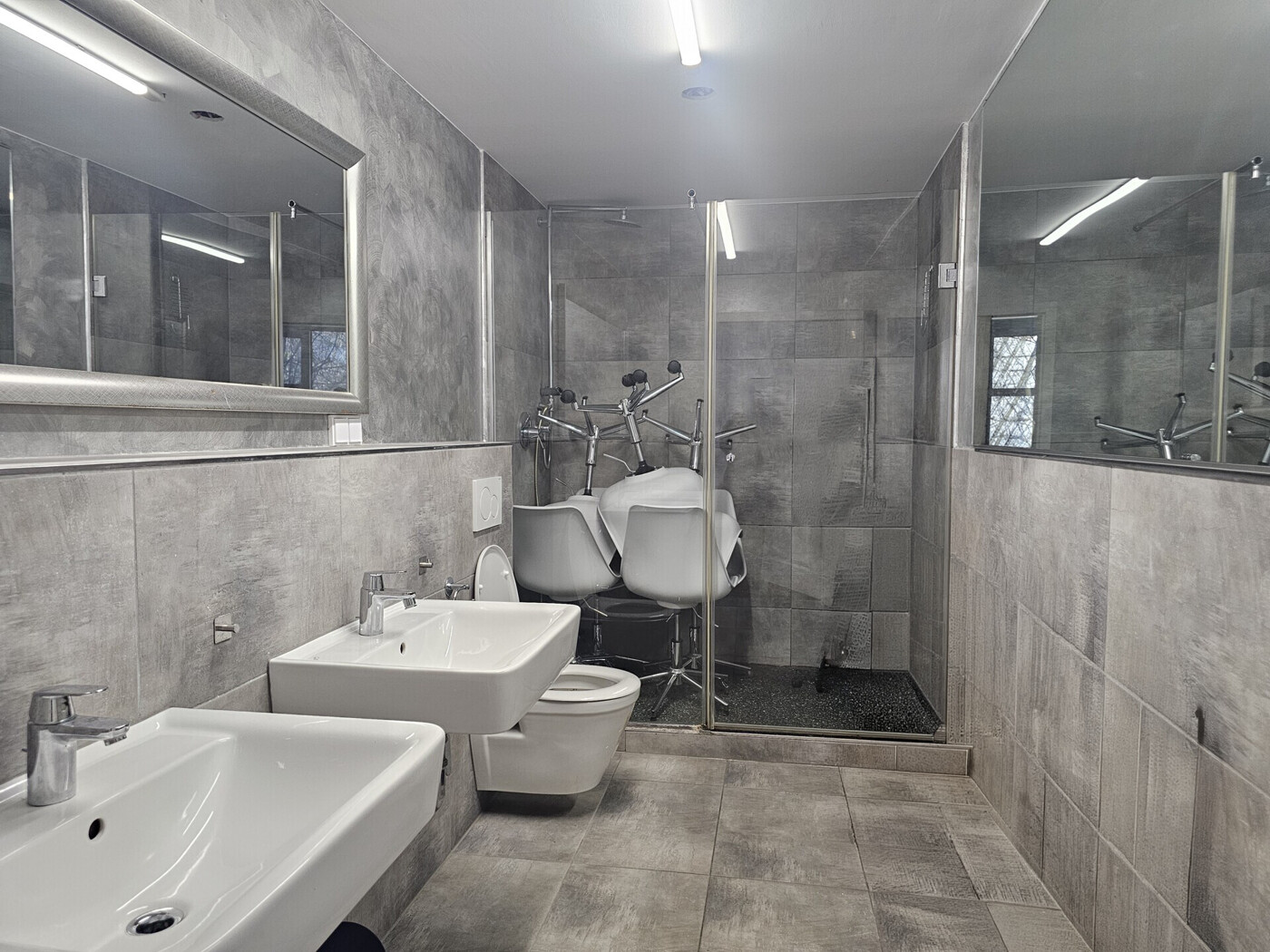 mit angeschlossenem Bad