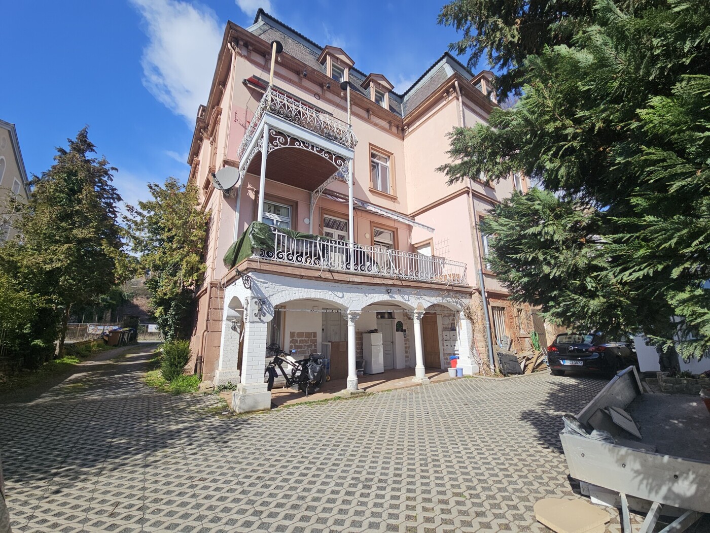 Ansicht vom Parkplatz