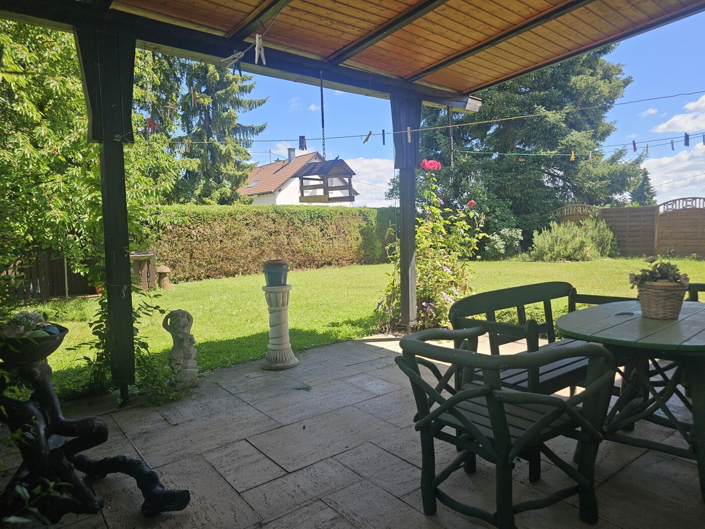 gemütliche überdachte Terrasse