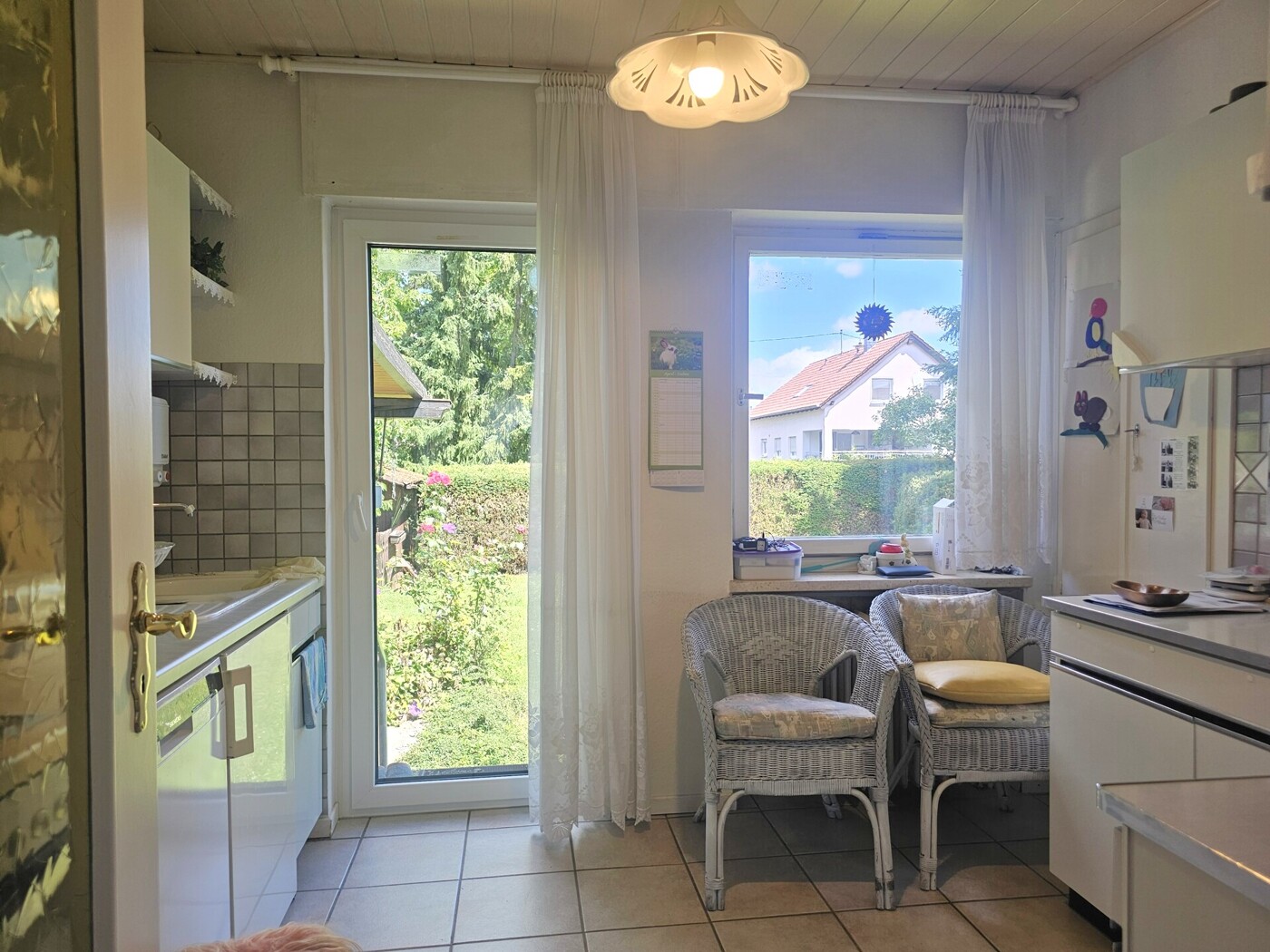 Küche mit Zugang auf die Terrasse