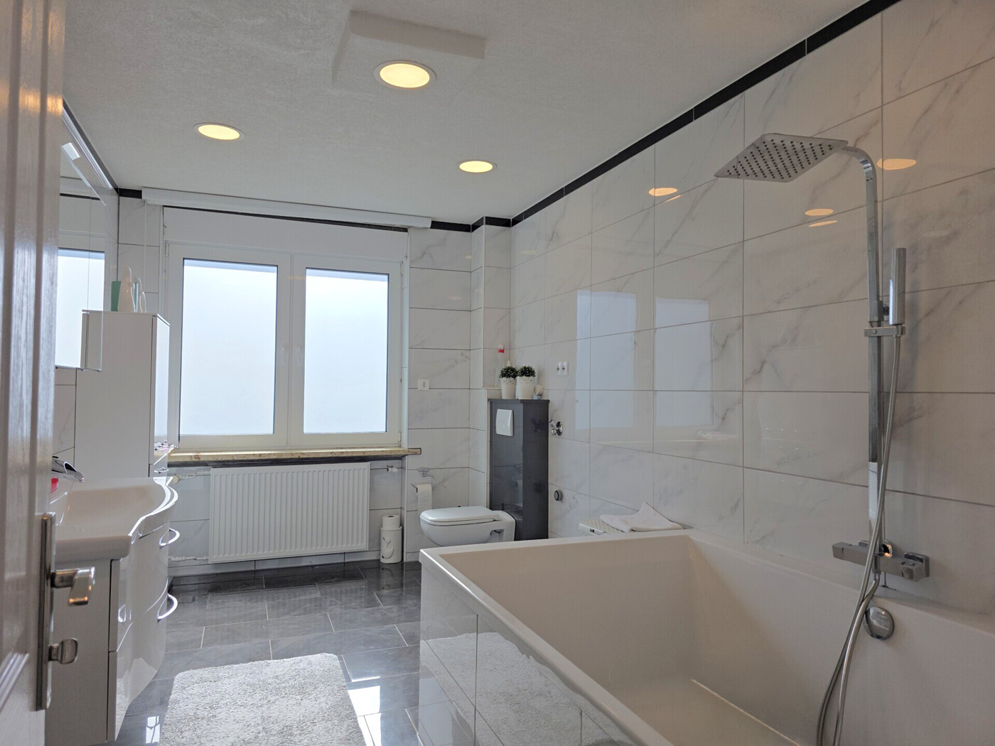 Tageslichtbad mit Badewanne